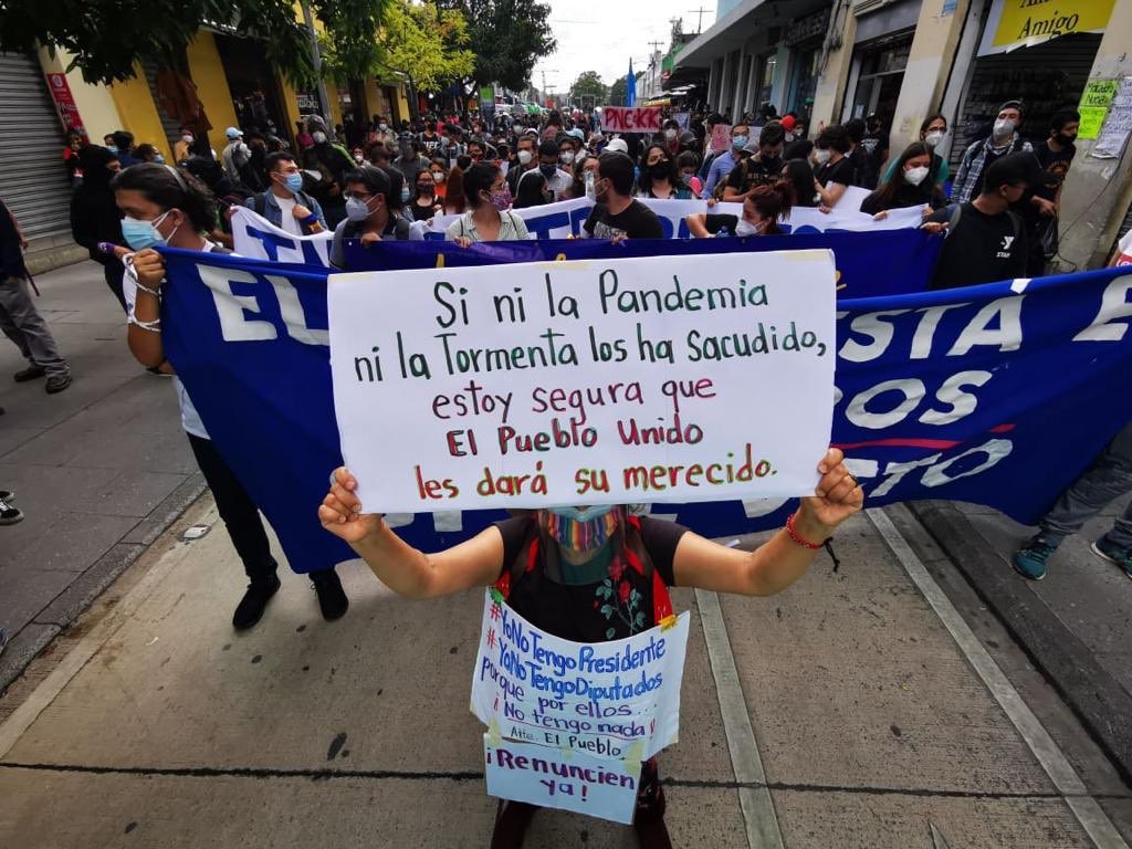 guatemaltecos-protestan-contra-sus-diputados-por-reducir-el-monto-para-salud-y-educacion-en-el-presupuesto-2021